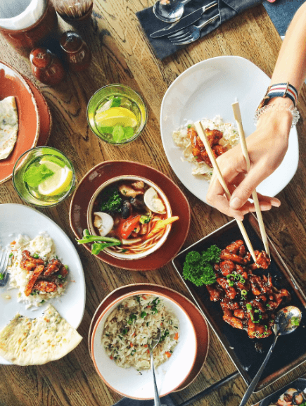 여러 가지 요리를 먹고 있는 사람