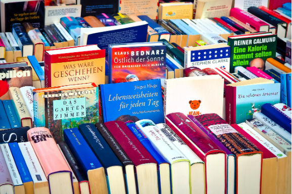 이색 재테크, 빈티지 만화책 & 희귀 서적 투자: 수집의 가치를 넘어서