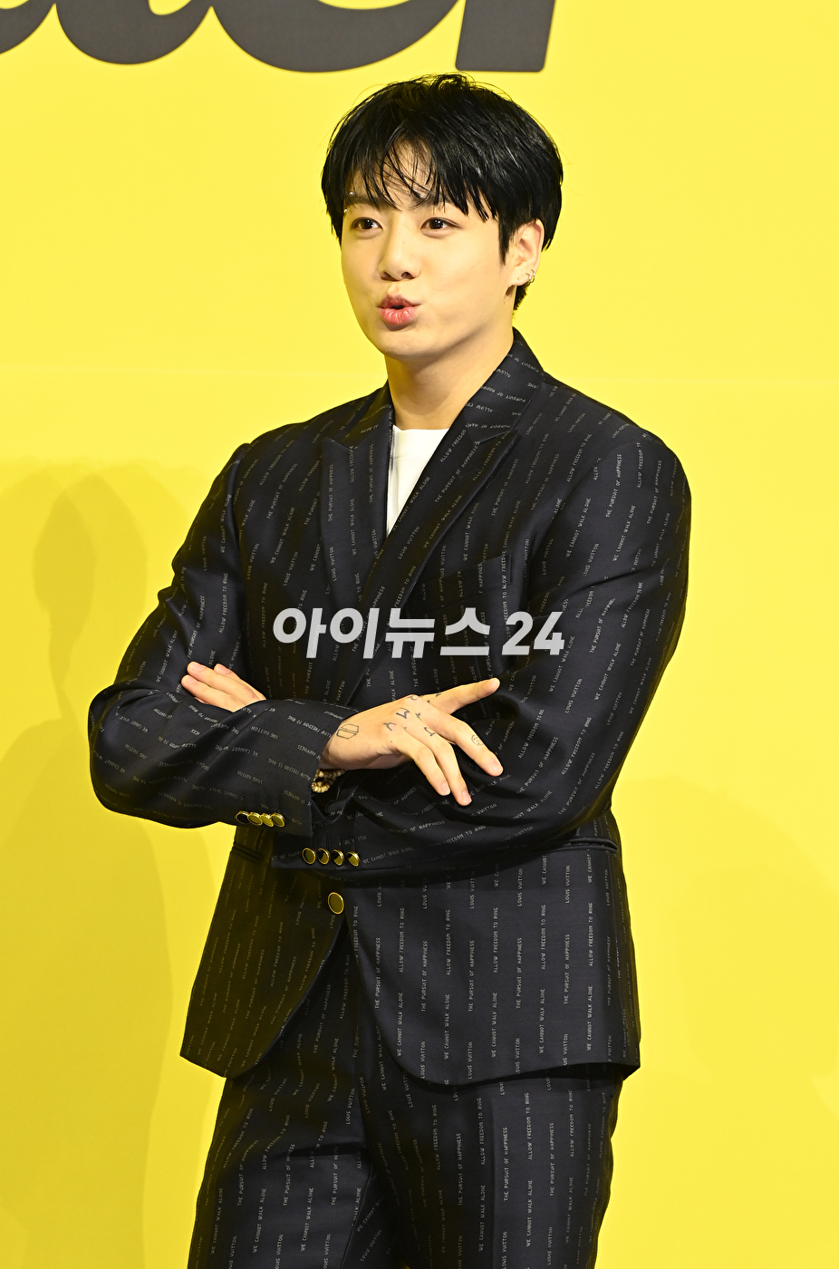 방탄소년단(BTS) 새 디지털 싱글 'Butter' 발매 기념 글로벌 기자간담회가 21일 오후 서울 송파구 방이동 올림픽공원 올림픽홀에서 열렸다. 방탄소년단 정국이 포토타임을 갖고 있다.