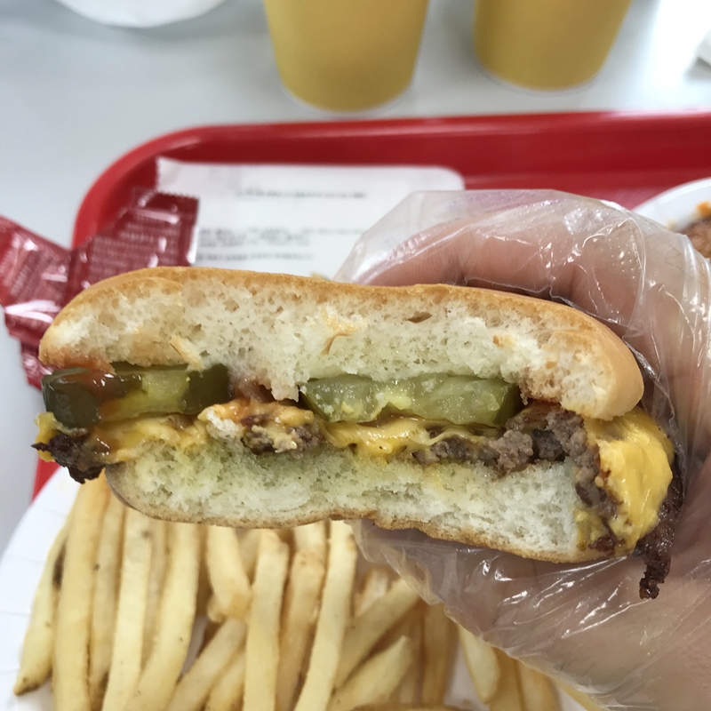 클래식 치즈버거 (CLASSIC CHEESE BURGER)