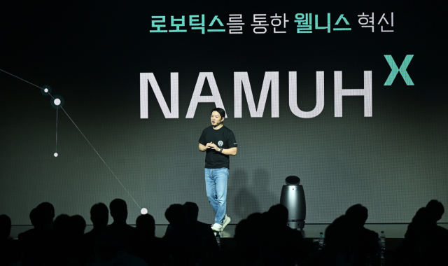 최성환 SK네트웍스 사업총괄 사장 겸 나무엑스 EA(Executive Advisor)가 23일 오전 서울 광진구 그랜드워커힐에서 열린 AI 웰니스 로보틱스 브랜드 '나무엑스(NAMUHX)' 브랜드 론칭 쇼케이스에서 '웰니스 로봇'을 소개하고 있다.