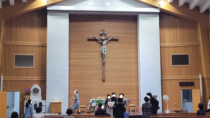 대구 복자성당 성전 안 제대, 제단, 십자고상, 감실 사진