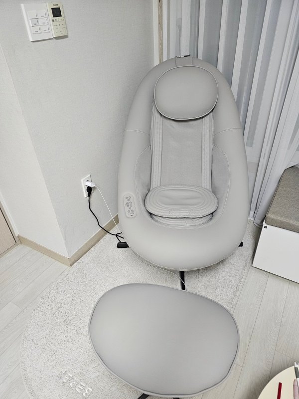 거실에-놓여있는-비렉스-안마의자