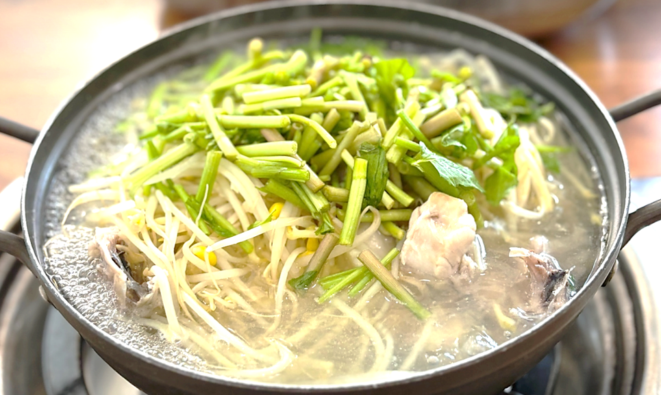 복어지리탕이 팔팔 끓고 있는 모습