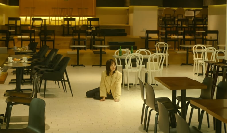 다해만 덩그라니 앉아 주위를 둘러보고 있음