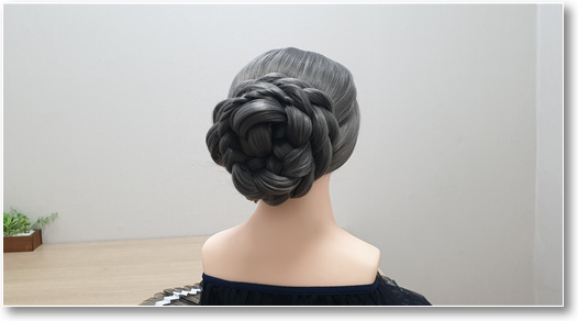 땋기 번업스타일의 완성 사진