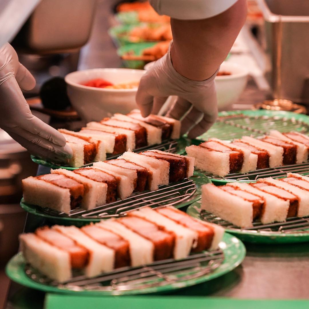 줄서는식당 육회김밥, 어묵튀김 옛날 떡볶이, 돈까스 샌드, 육개장 라면, 명란 에그라이스 맛있는 레트로 분식집 압구정로데오 맛집 소개