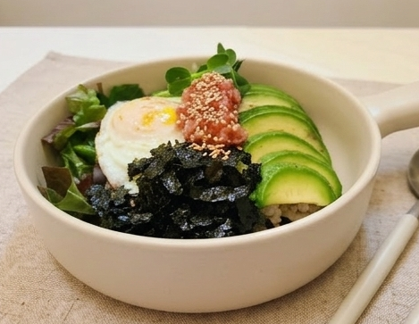도기식기에 담긴 아보카도 명란 비빔밥 황금 레시피와 플레이팅