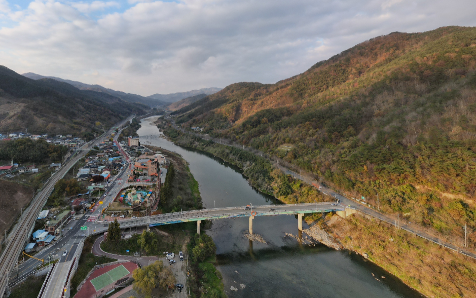 압록강과 산이 보이는 풍경
