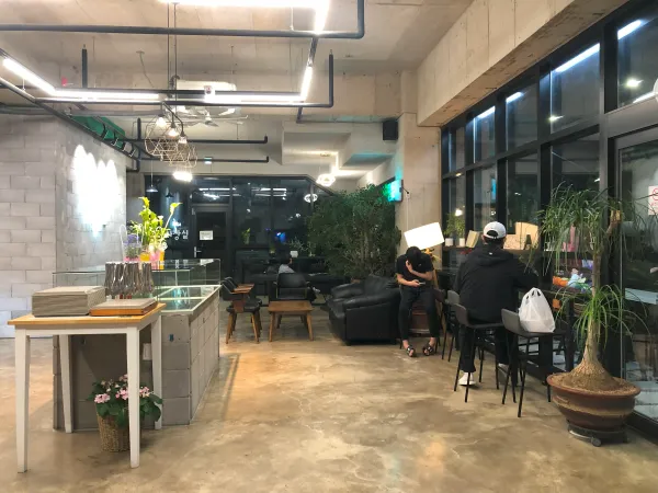 카페 나우이제 1층
