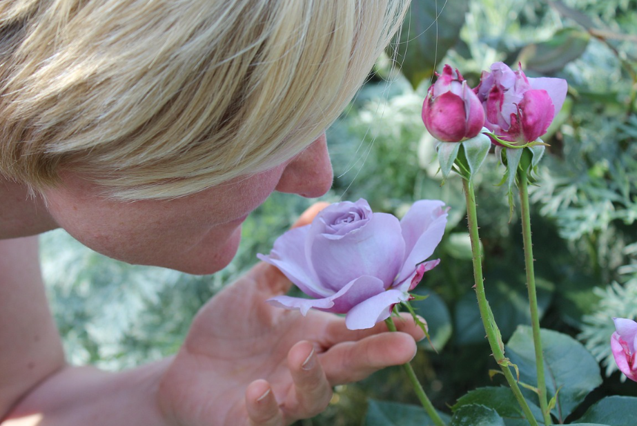 꽃향기를 맞는 모습
