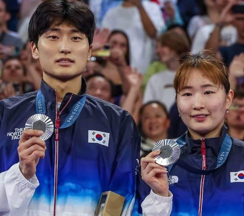 은메달을 목에 건 김원호 정나은