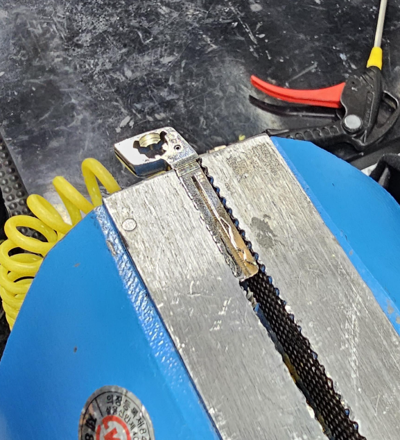 바이스에 물린 모습