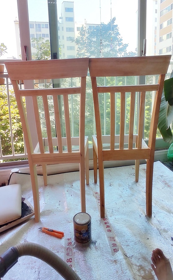 페인트를 모두 갈아낸 식탁의자