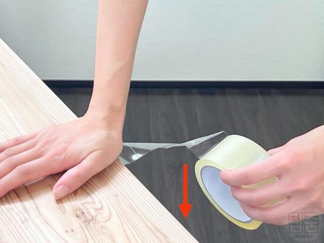 맨손으로 테이프 자르기 가위 없이