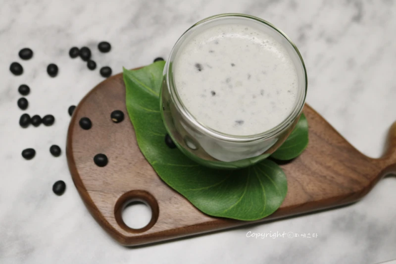 유리잔에 담긴 서리태 콩물