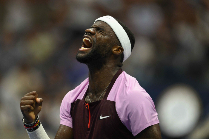 라파엘 나달을 물리치고 환호하는 티아포