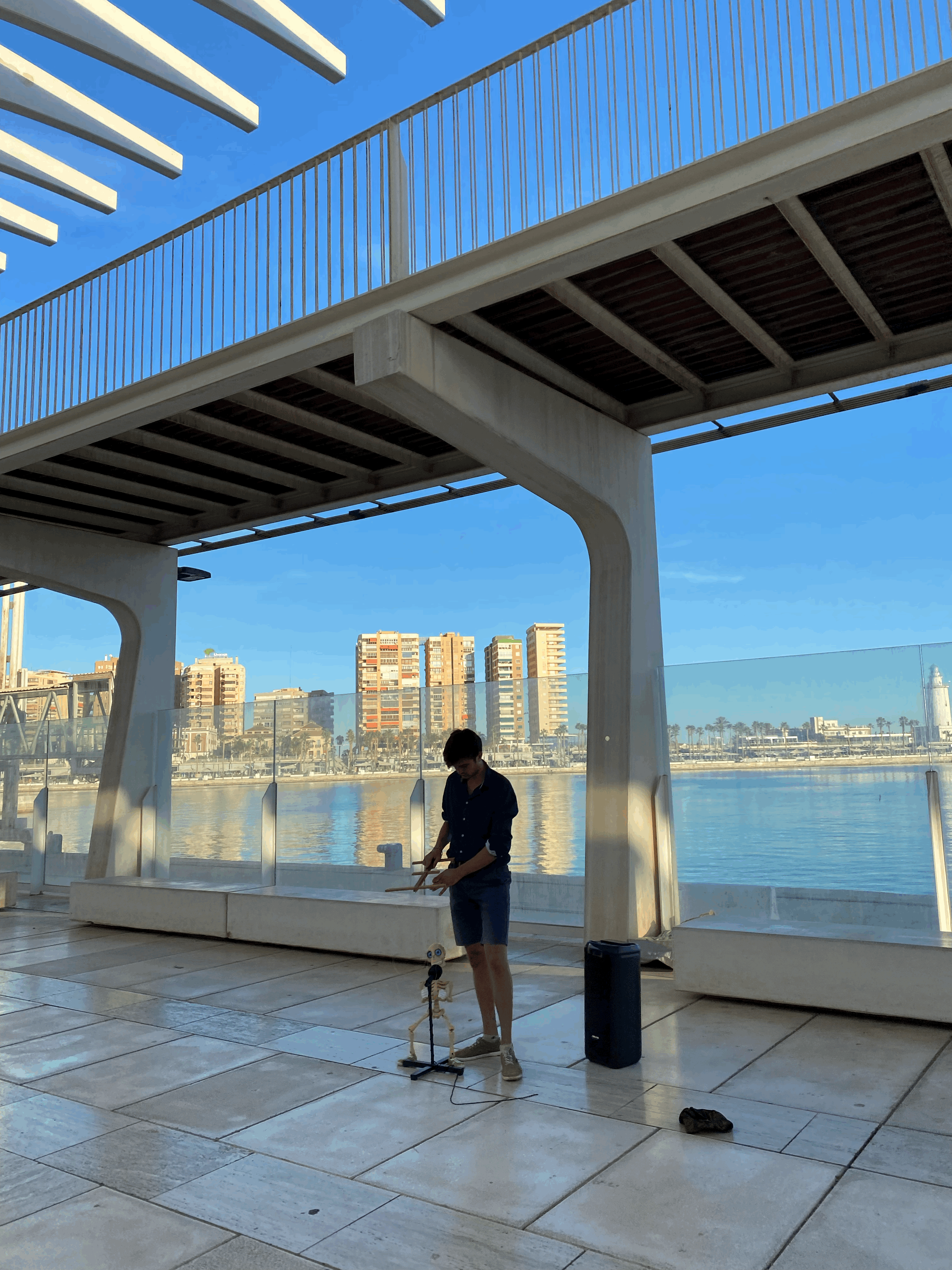 거리 공연하는 남자