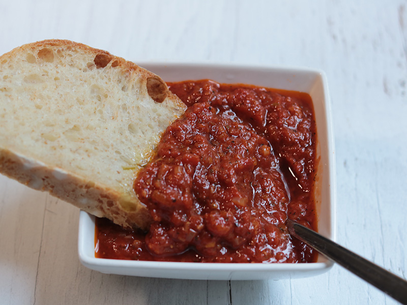 홈메이드 피자 소스 와 토스트