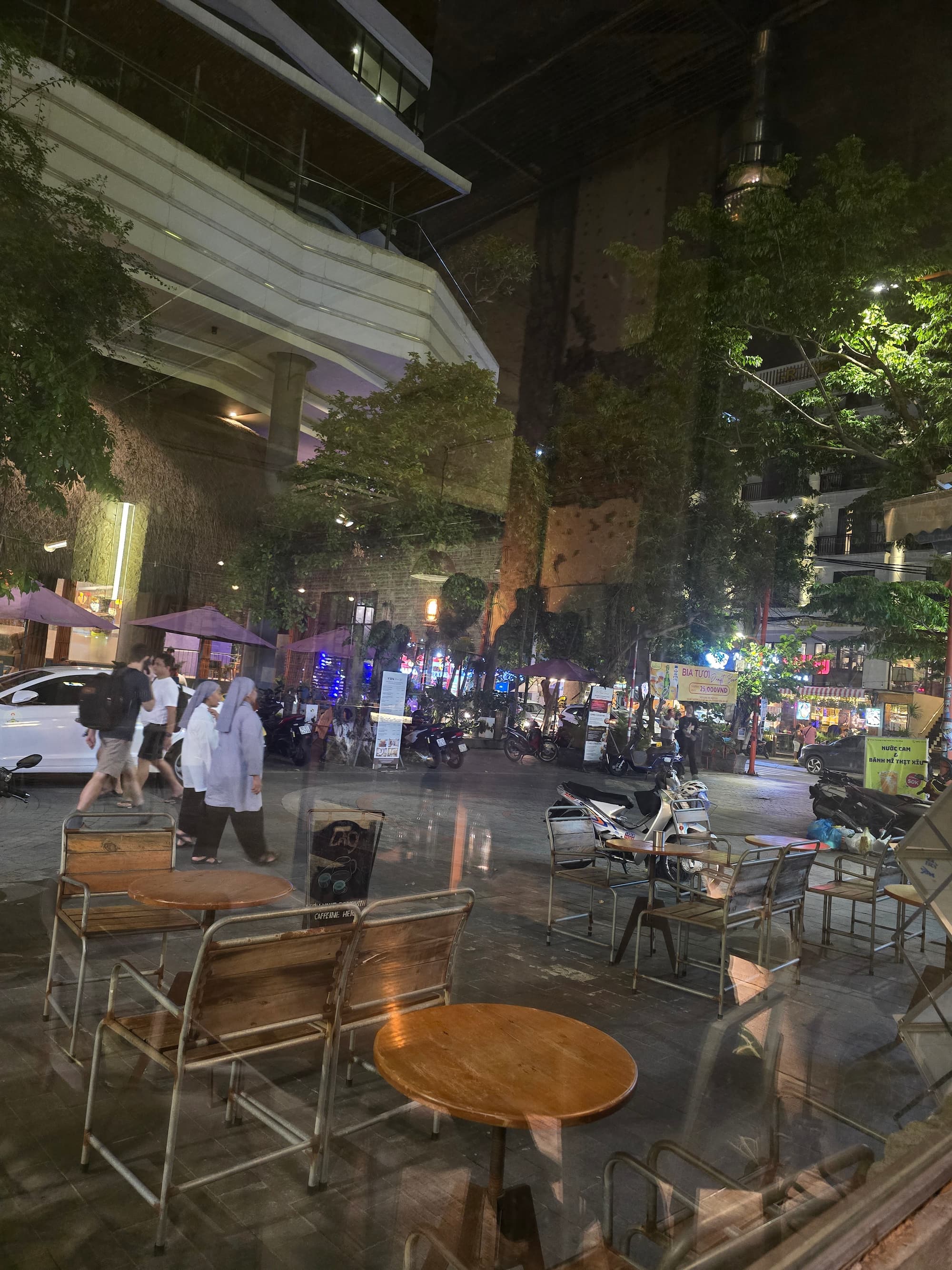 창밖엔 네온사인이 번지고, 지나가는 사람들의 웃음소리가 들려왔지만, 그날의 나는 조용히 멈추고 싶었다.