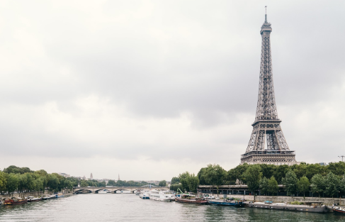 관광지를 등지고 걷는 이유