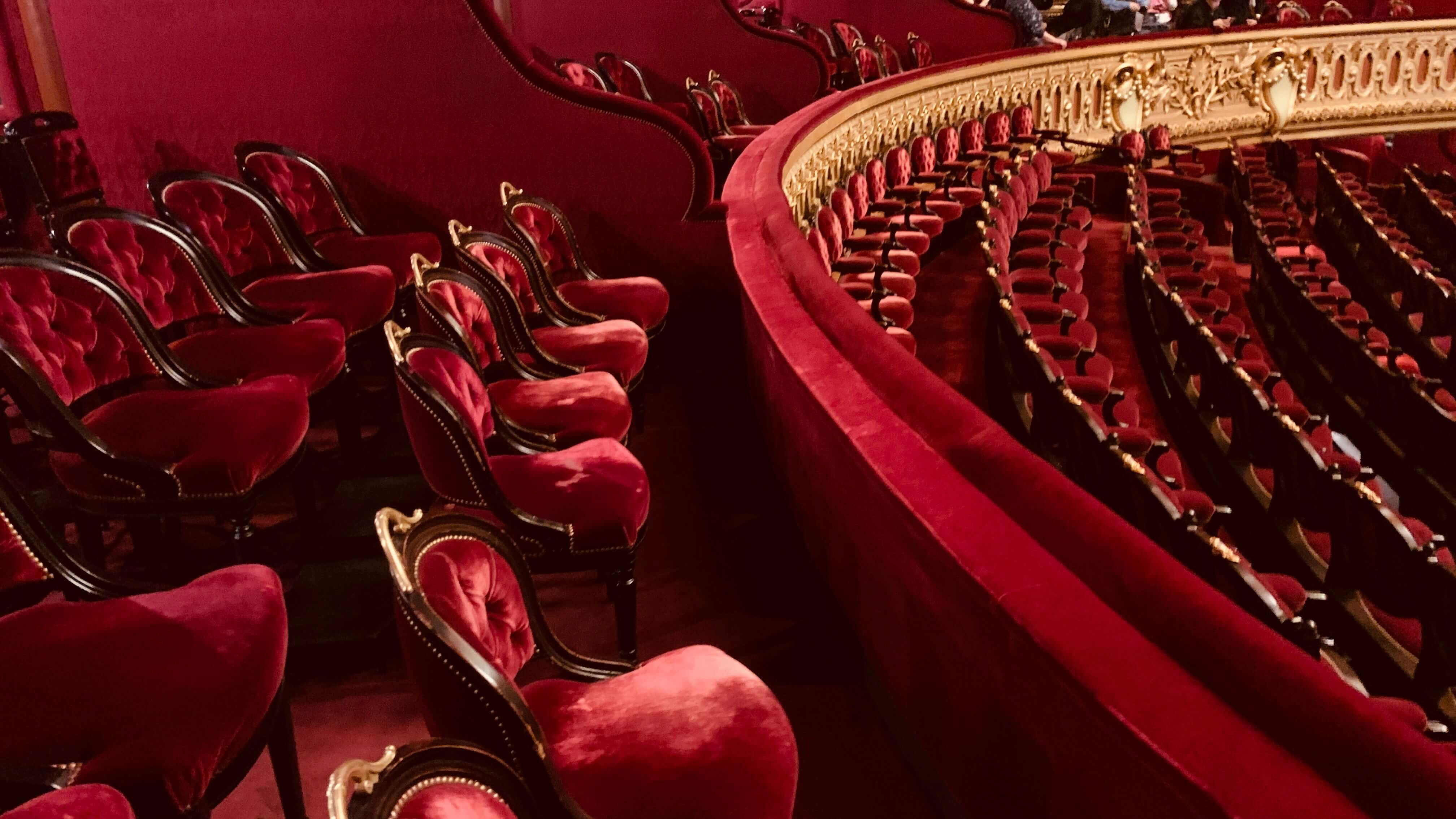 벨 에포크 시네마 미학을 위한 빈티지 레드 벨벳 극장 좌석