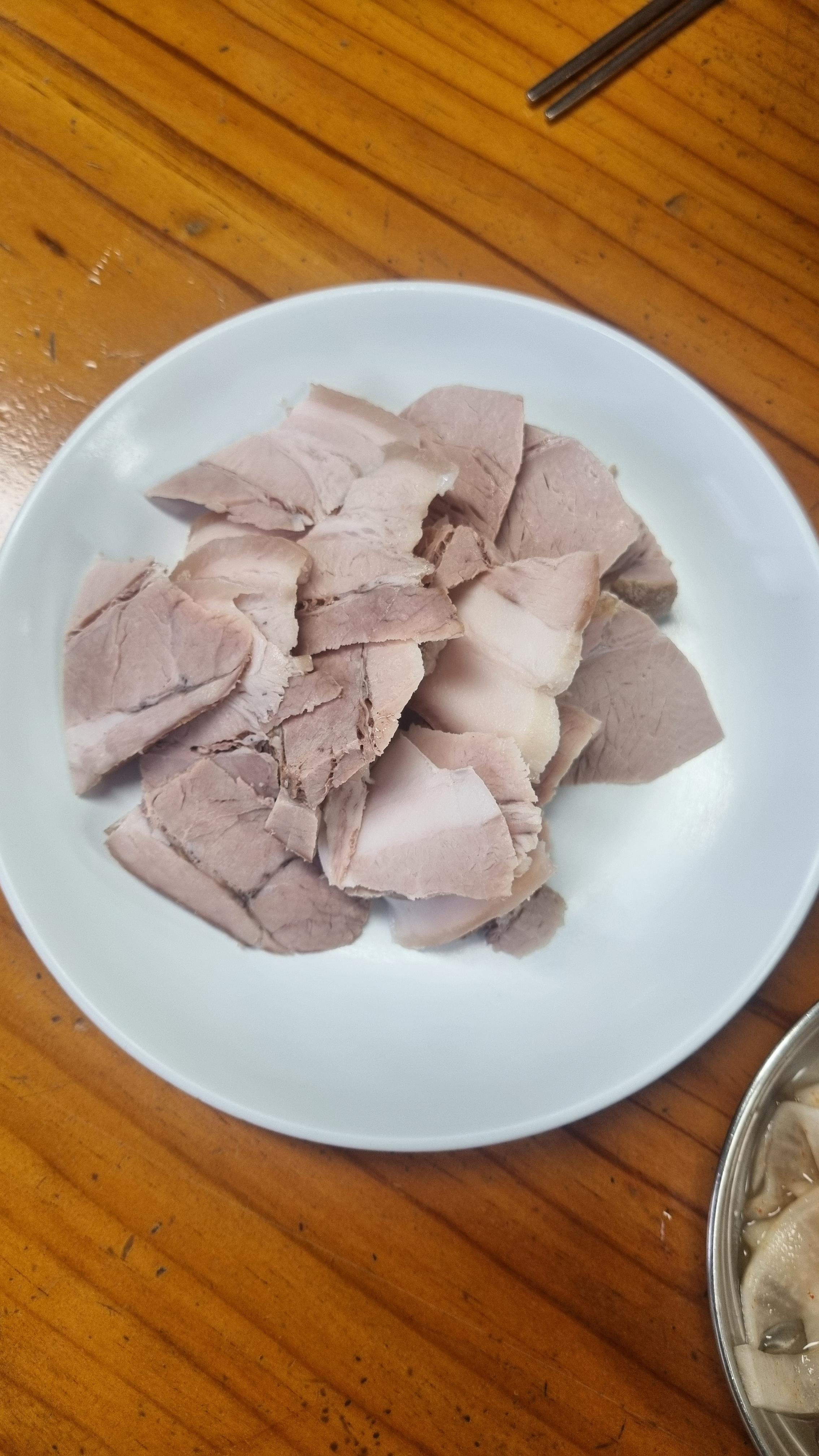 필동면옥 탐방기 — 맑고 깊은 평양냉면과 촉촉한 제육의 환상 궁합