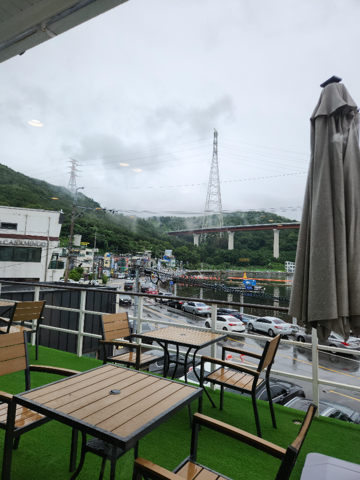 비오는 날 구름이 낀 큰 다리