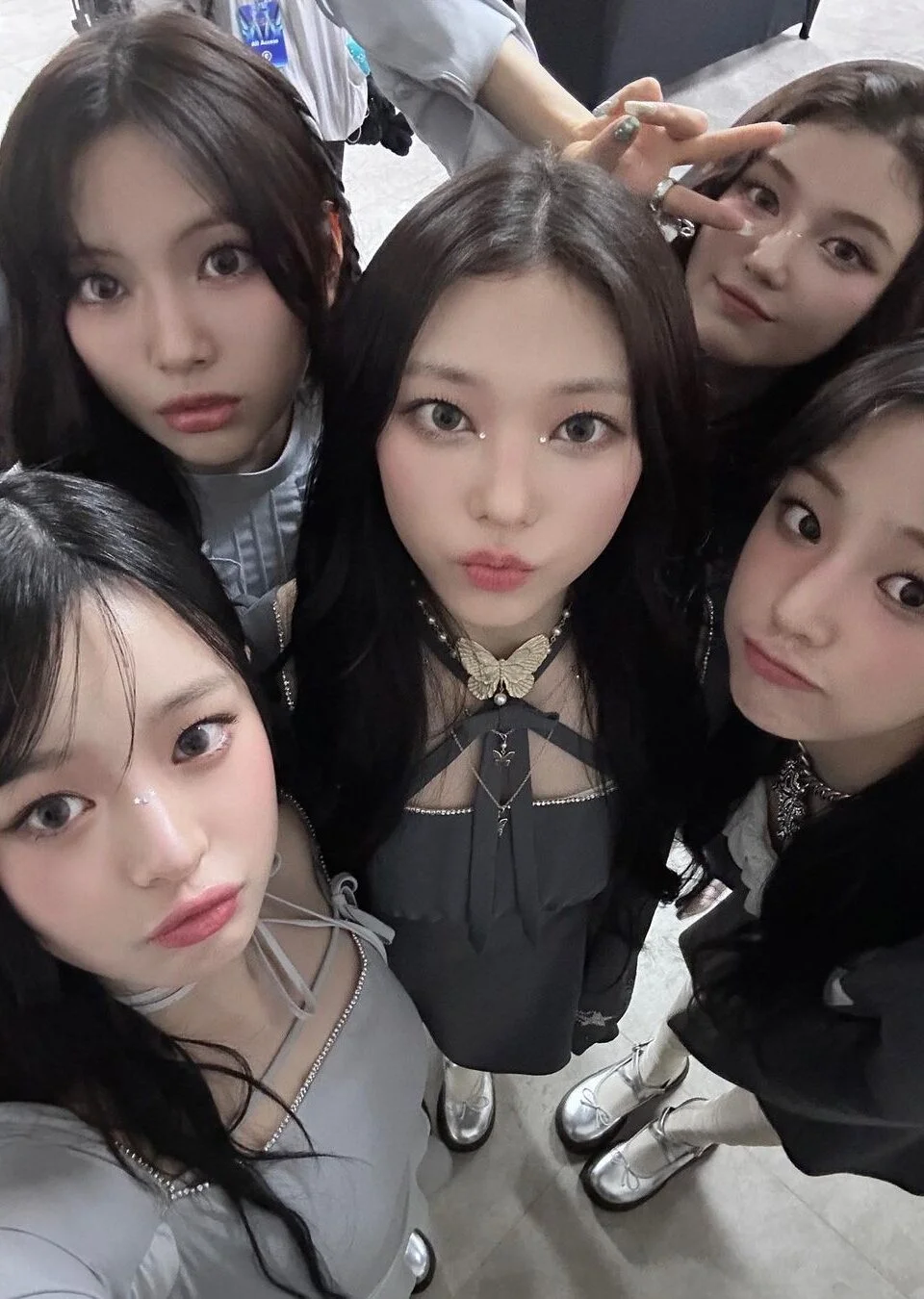 뉴진스 멤버 전원 유튜브 라이브 방송.. 하이브에 민희진 전 대표 복귀 요구, 하니의 뉴진스 왕따설 증언까지 뉴진스 멤버 전원 유튜브 라이브 방송.. 하이브에 민희진 전 대표 복귀 요구, 하니의 뉴진스 왕따설 증언까지