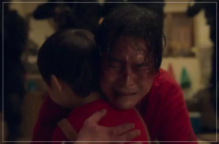 무빙-아들-강훈을-않고-있는-재만