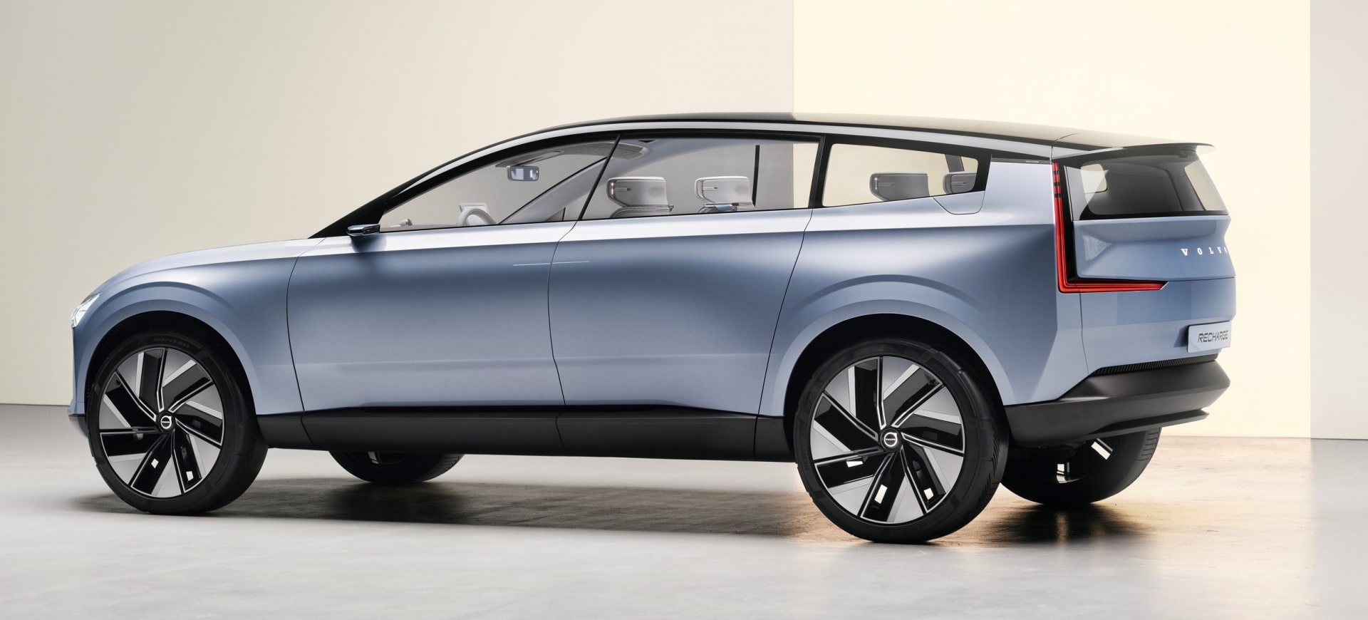볼보 리차지 콘셉트 옆모습입니다.