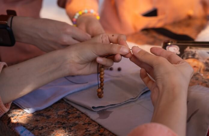 염주를 만들고 있는 사람들