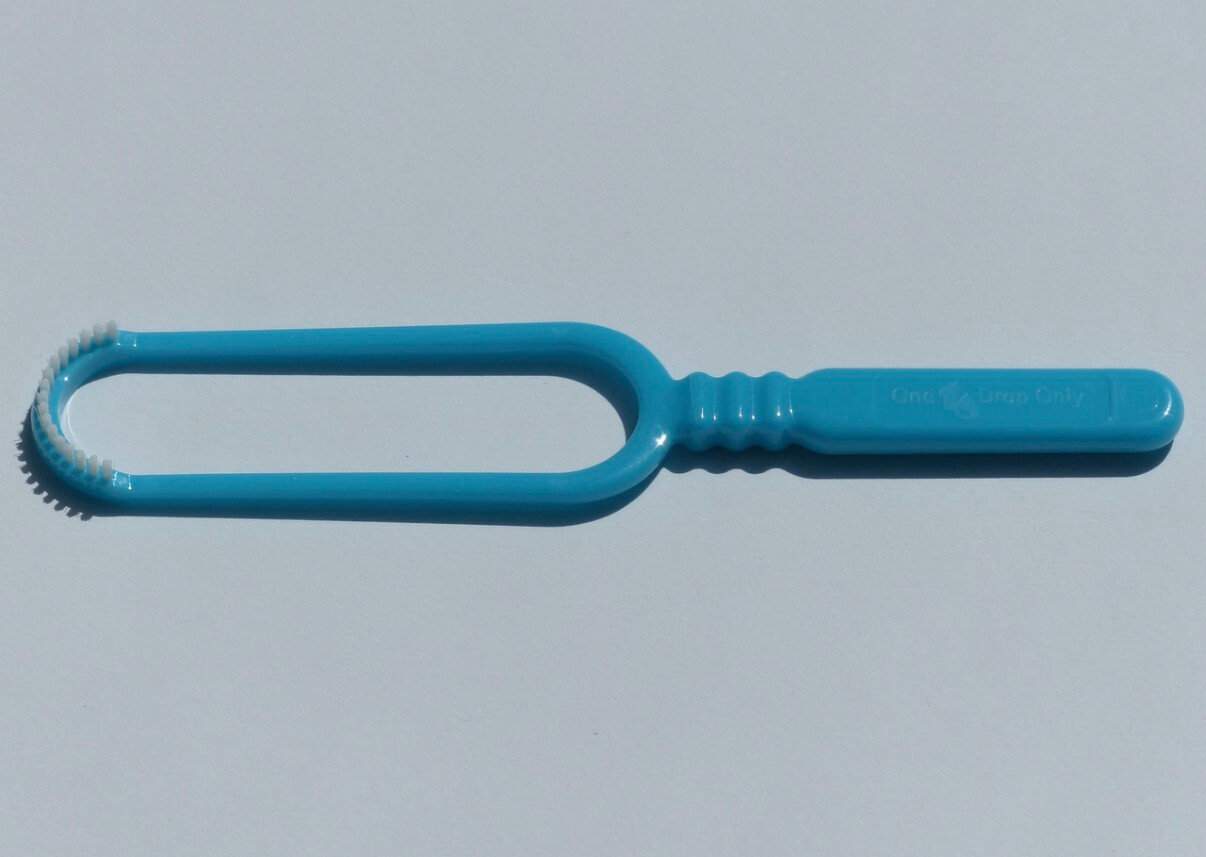 혀 관리에 도움을 주는 혀 클리너