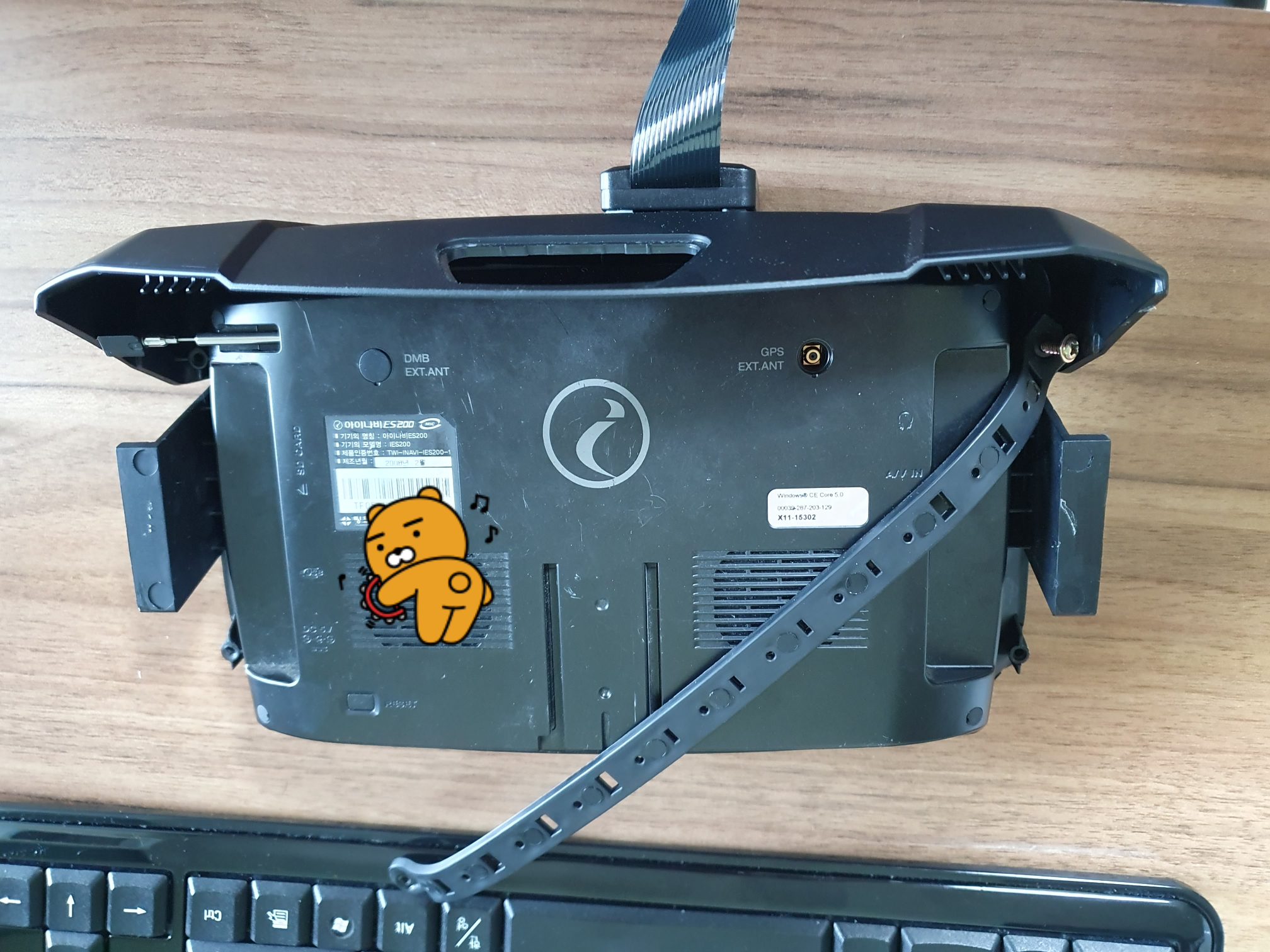 기존 매립된 스파크M300 네비는 고정 밴드 양쪽에 + 볼트를 풀고, 드라이기로 열풍을 가하면 네비와 매립자제가 떨어짐.