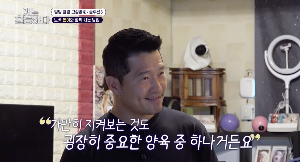 미소를 지으며 진심으로 솔루션을 제안하는 훈련사의 모습 