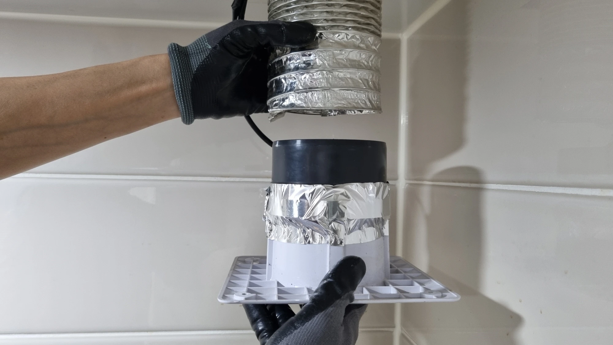 화장실 환풍기 역류 방지 댐퍼 연결 모습