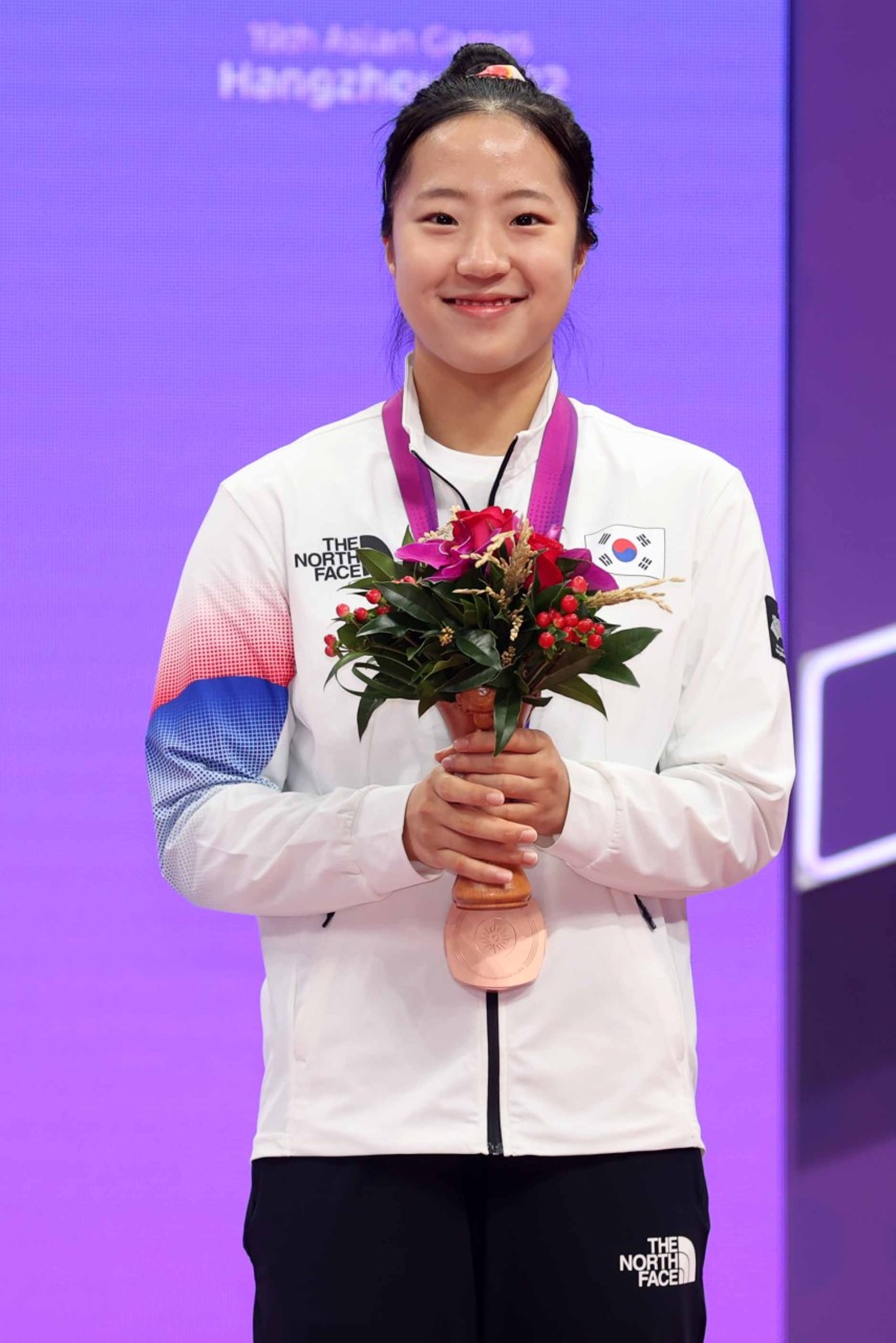 신유빈의 금메달 수상 사진