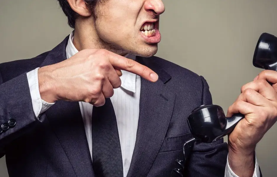 안하무인 - 통화 중에 눈에 보이지 않는다고 막말을 퍼붓는 사람