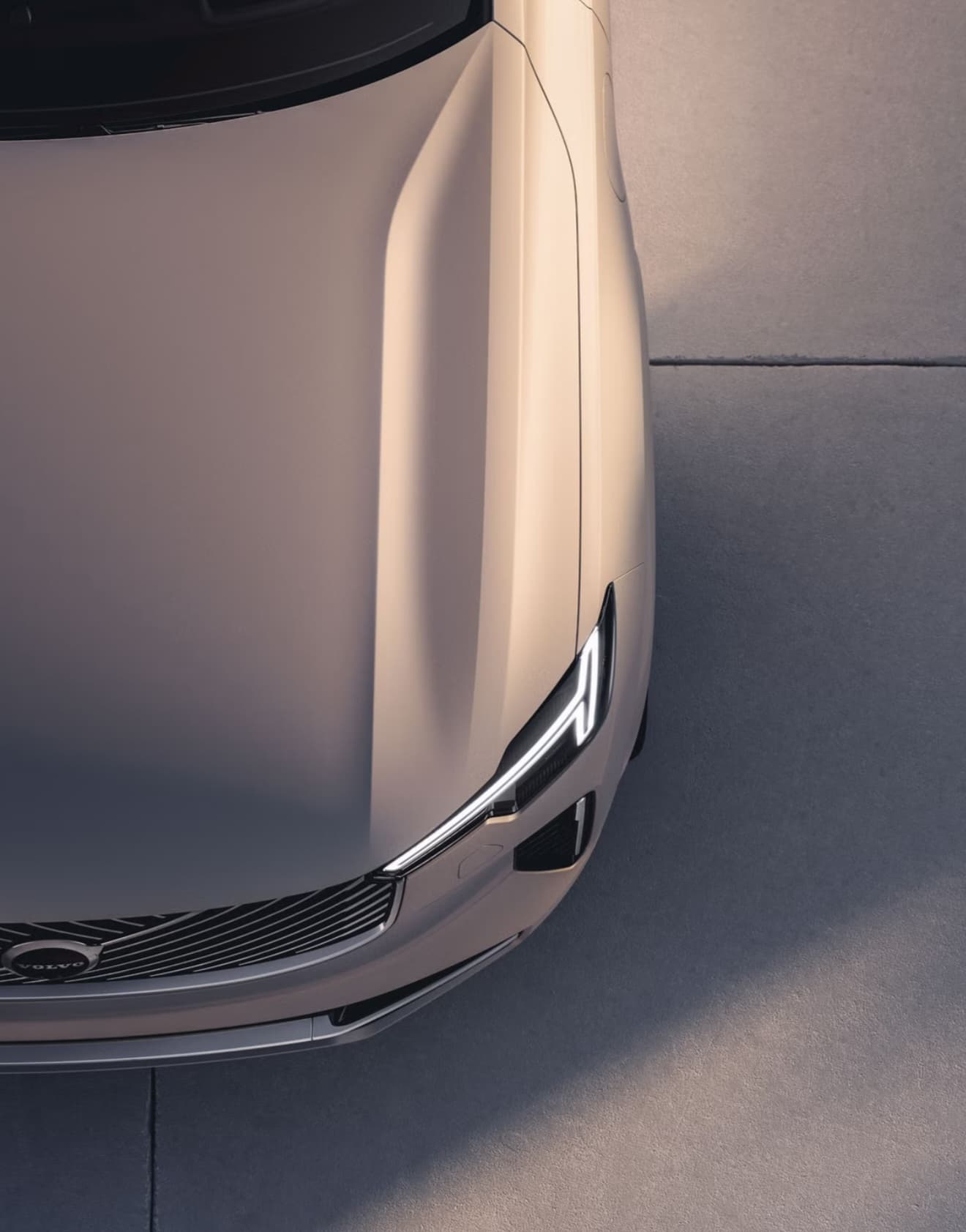 볼보 SUV와 세단의 정면 이미지 포함된 홍보물