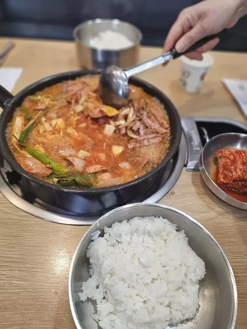 막 끓기 시작한 부대찌개