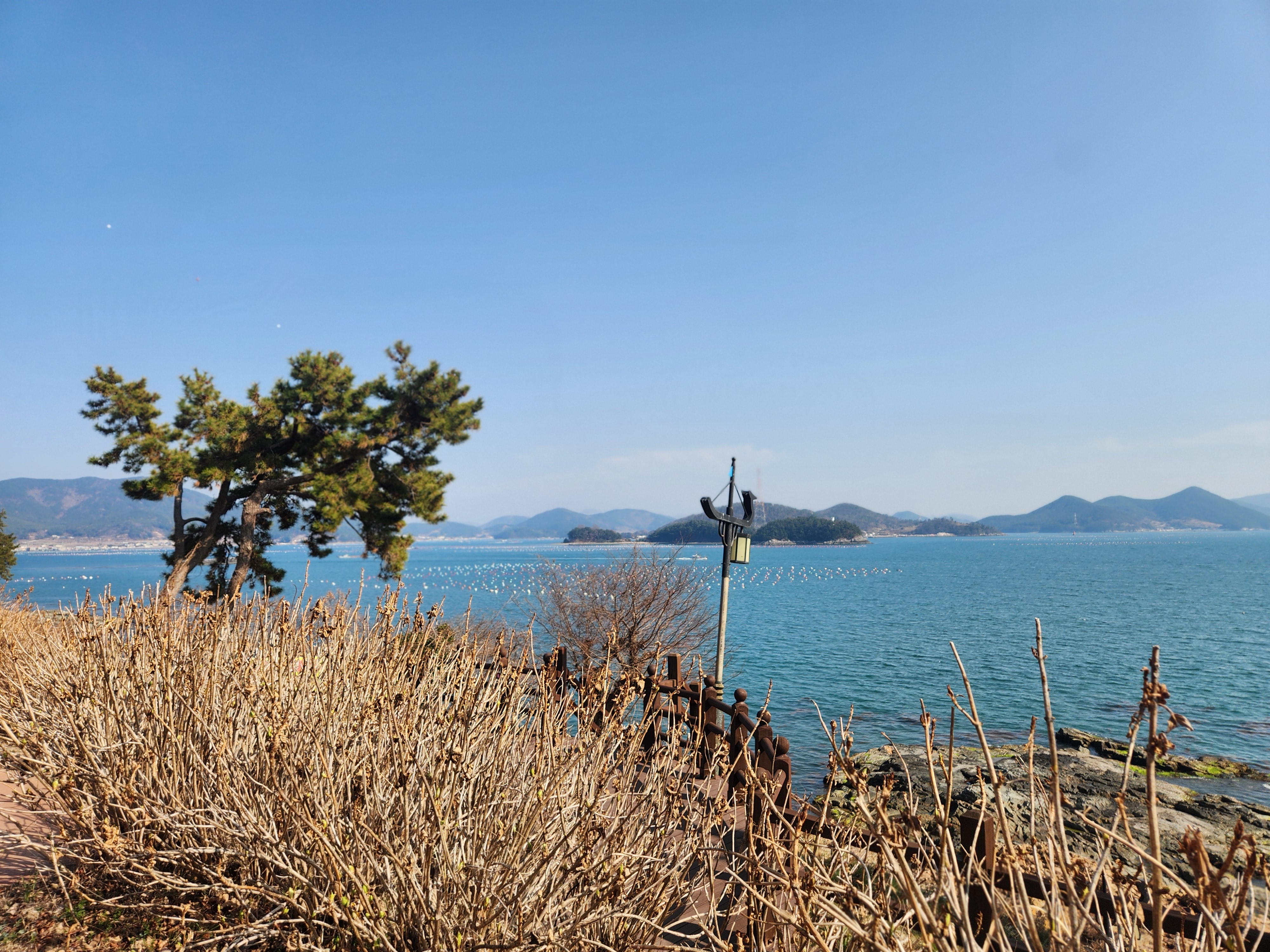 이순신 공원 한산도 가 보이는 바다 풍경 사진