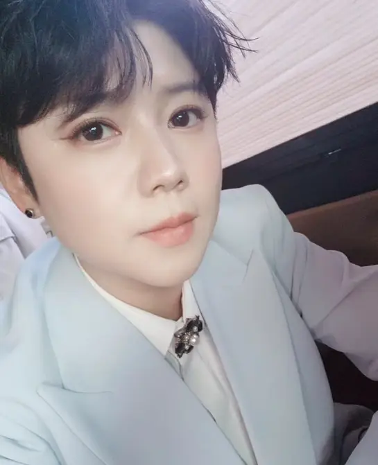 한일가왕전-하늘색 쟈켓을 입고 정면을 바라보는 마이진