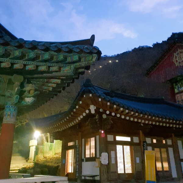 갓바위 계단 올라가기전 관암사