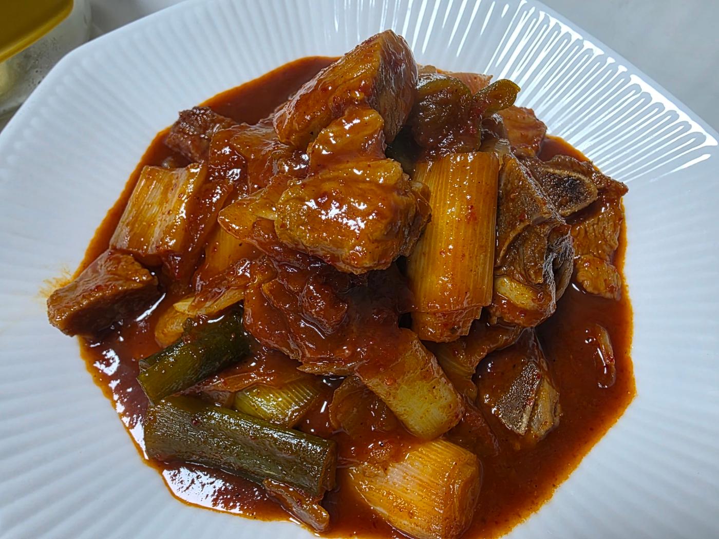 완성된 매운 돼지갈비찜 플레이팅 사진 2
