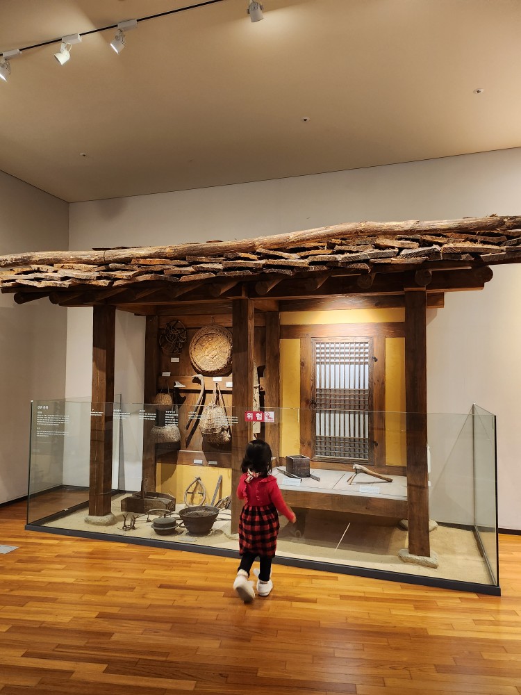 전시회 관람중인 아이