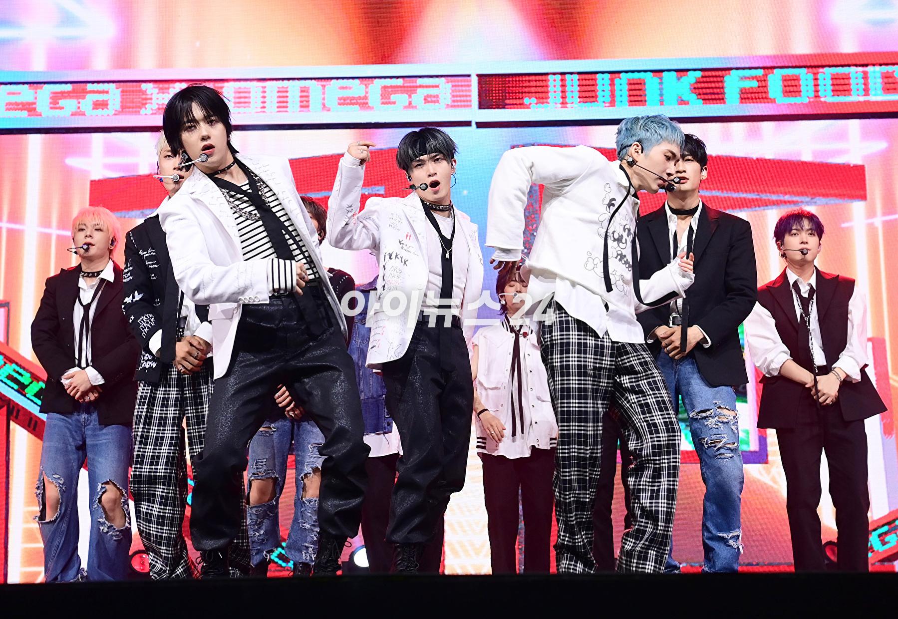 그룹 오메가엑스가 7일 오후 서울 광진구 예스24라이브홀에서 열린 오메가엑스(OMEGA X) 세 번째 미니앨범 'iykyk(if you know, you know)'(이프 유 노, 유 노) 발매 기념 쇼케이스에서 수록곡 무대를 선보이고 있다. [사진=정소희 기자]