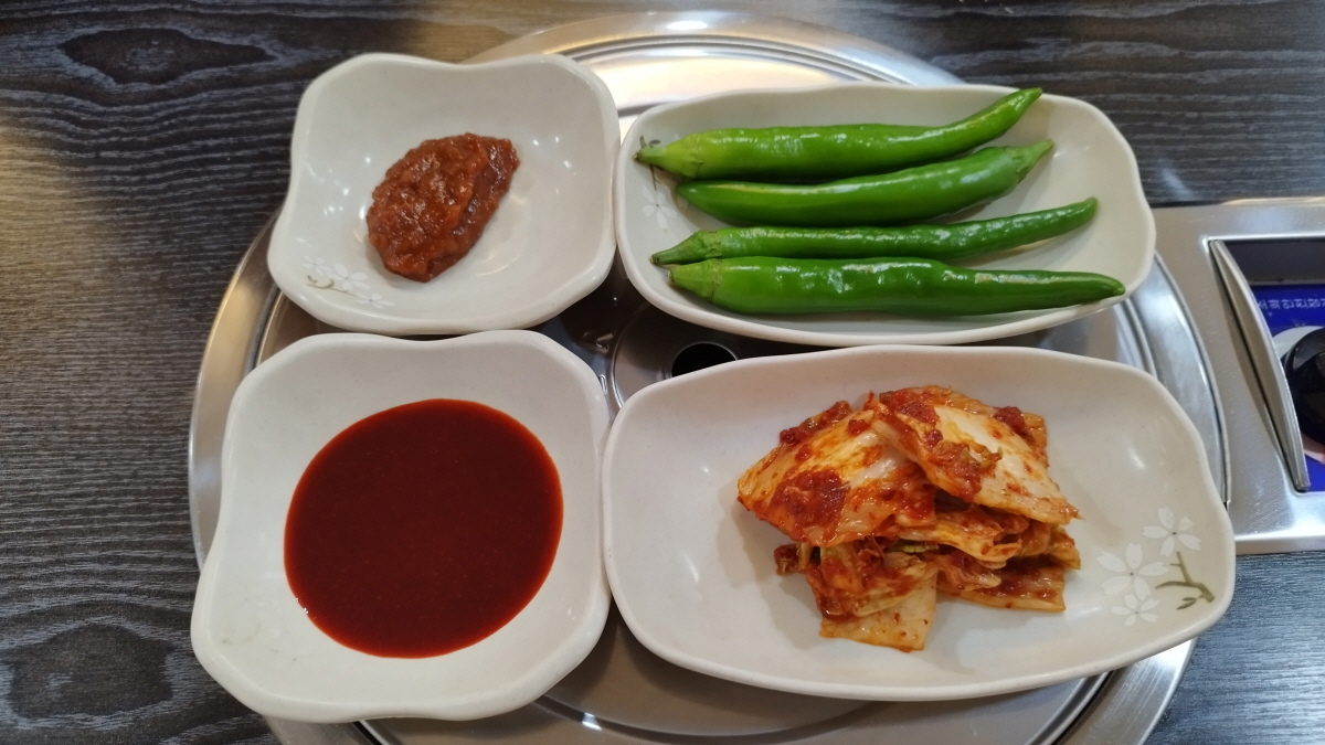 진주손칼국수 반찬들