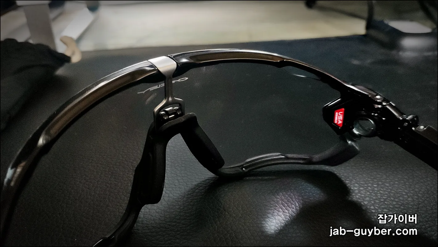 오클리 죠브레이커 내부 각인 및 제조 표기