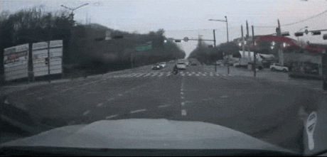 서울 명일동 싱크홀 사고 현장 &ndash; 구조 중인 차량과 붕괴된 도로 모습