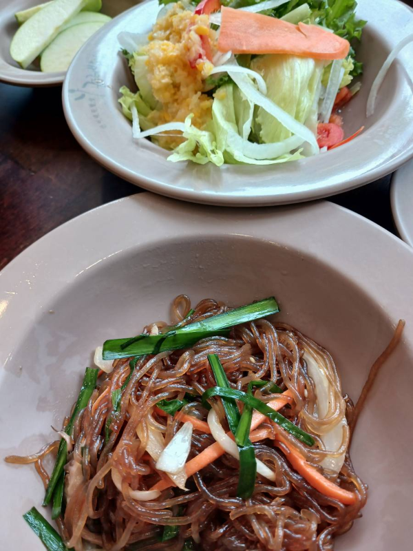 곤드레밥집 샐러드와 잡채